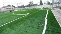 montaj teren fotbal, gazon sintetic
